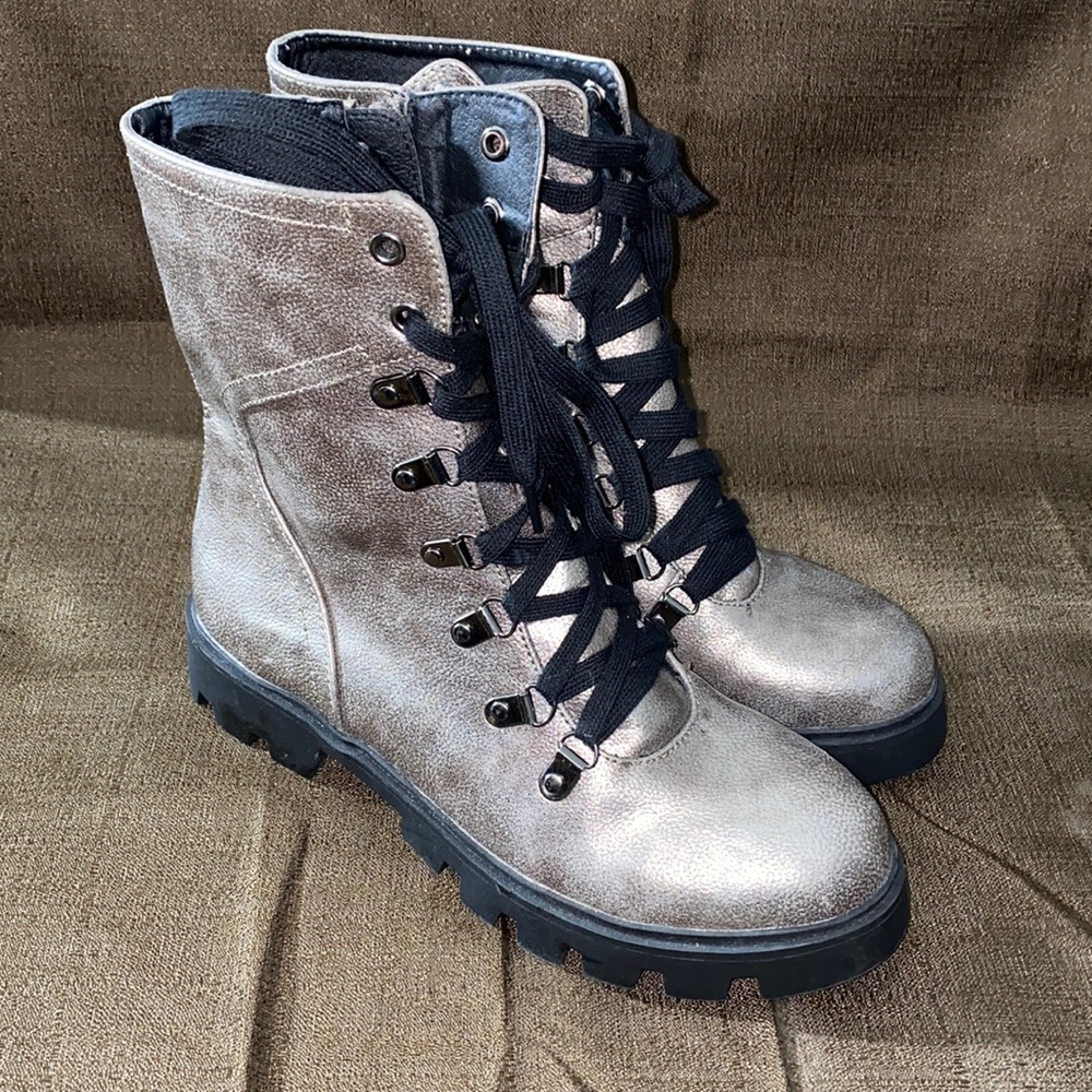 Women’s boots size 7.5